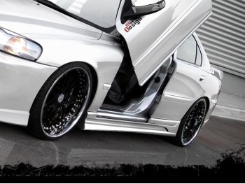 Накладки на пороги Inferno от Maxton Design на Volvo S60