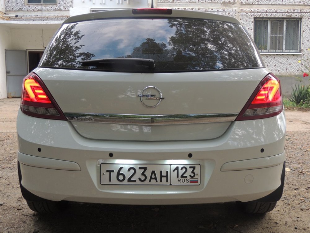 Opel astra h задняя. Фонари Dectane Opel Astra h. Задний фонарь Opel Astra h. Задние фонари Астра h 5d. Задние фонари CARDNA led Red Crystal на Opel Astra h 5d.